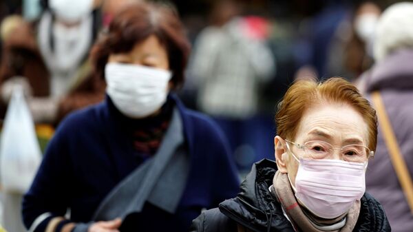 Peatones usan máscaras contra enfermedades y pandemias en China (archivo) - Sputnik Mundo