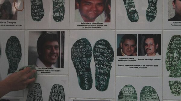 Familias de víctimas de desaparición forzada en México colocan un memorial frente a la Fiscalía - Sputnik Mundo