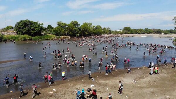Cientos de migrantes cruzan el río Suchiate en busca de una vida mejor - Sputnik Mundo