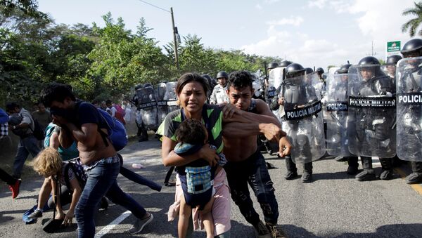 Policía militar mexicana en la caravana de migrantes centroamericanos en México - Sputnik Mundo