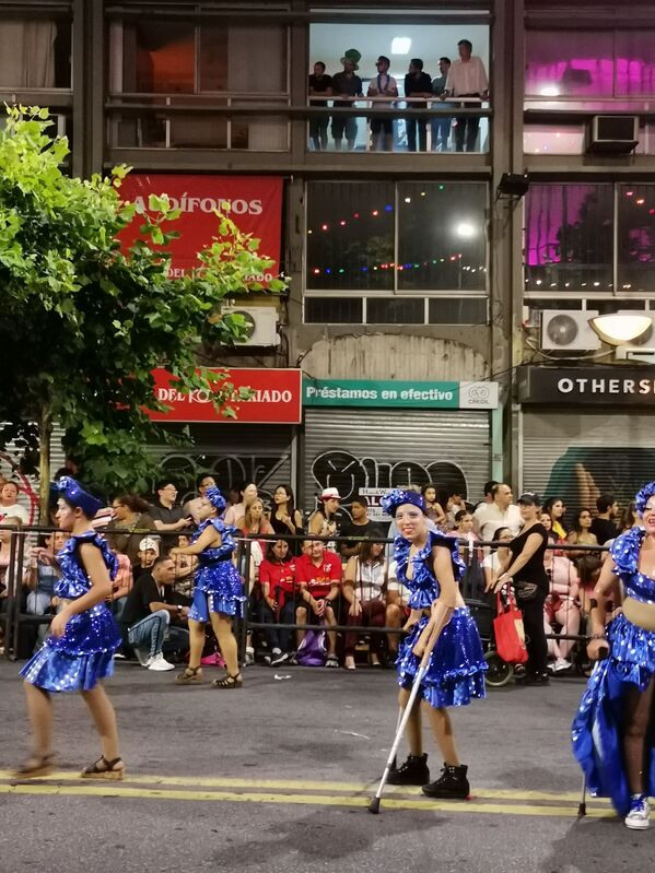 La comparsa Balelé fue una de las más emotivas del desfile inugural en el Carnaval de Uruguay. Balelé fue la primera comparsa inclusiva en desfilar en este evento.  - Sputnik Mundo