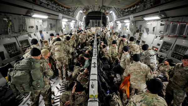 Paracaidistas estadounidenses dirigiéndose a Colombia - Sputnik Mundo