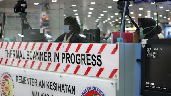 Control de pasajeros para detectar infectados con coronavirus en el aeropuerto de Kuala Lumpur, Malasia - Sputnik Mundo