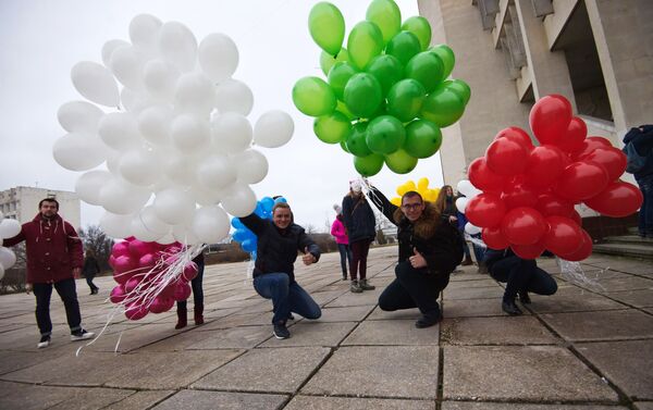 Estudiantes posan con globos el Día del Universitario - Sputnik Mundo