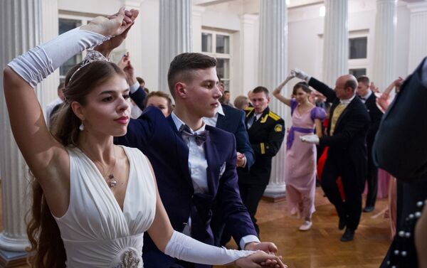 Un baile de gala con motivo del Día del Universitario se lleva a cabo en la Universidad Estatal de Sebastopol - Sputnik Mundo