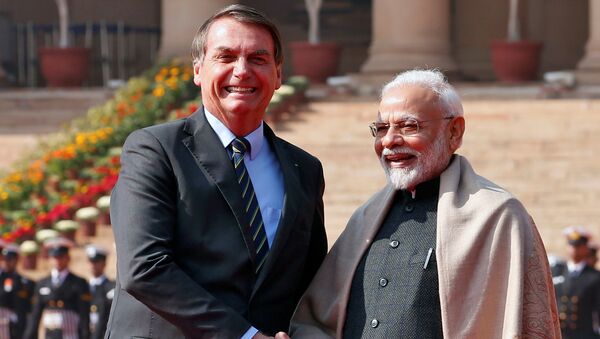 El presidente de Brasil, Jair Bolsonaro, saluda al primer ministro de la India, Narendra Modi, durante una visita al país asiático  - Sputnik Mundo
