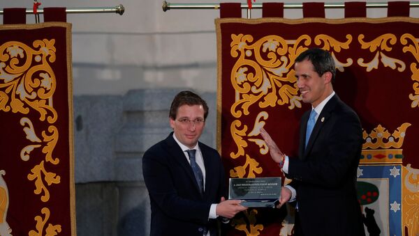 El opositor venezolano Juan Guaidó recibe la llave de oro de la ciudad de Madrid - Sputnik Mundo