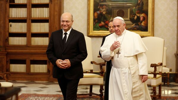 El presidente de Irak, Barham Salih, junto al papa Francisco - Sputnik Mundo