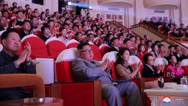 Kim Jong-un con su esposa y tía durante un concierto con motivo del Año Nuevo Lunar - Sputnik Mundo