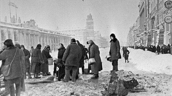 Los habitantes de la asediada Leningrado están recogiendo agua de los agujeros en el asfalto. - Sputnik Mundo