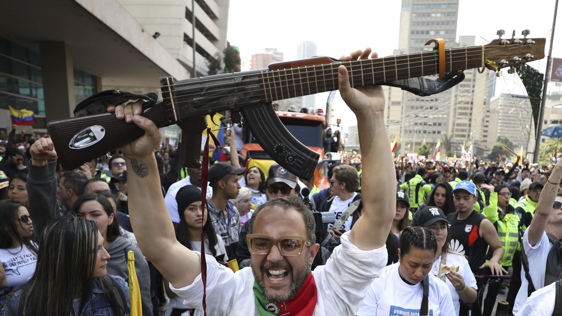 El músico colombiano César López durante las protestas en Colombia contra el Gobierno de Iván Duque, en Bogotá (Colombia), el 8 de diciembre de 2019 - Sputnik Mundo, 1920, 22.11.2022