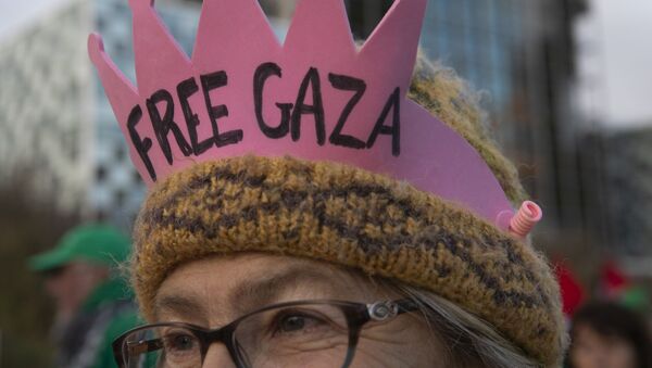 Un manifestante contra Israel lleva una corona frente a la Corte Penal Internacional  - Sputnik Mundo