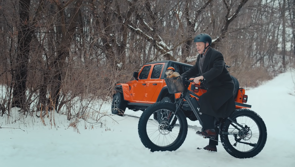 Bill Murray monta la Jeep e-Bike en el anuncio de Jeep mostrado durante el Superbowl - Sputnik Mundo