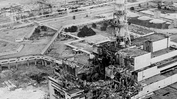 Vista de la central nuclear de Chernóbil días después del accidente, 1986 - Sputnik Mundo