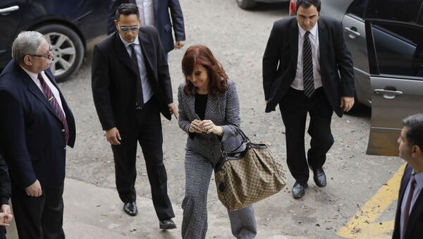 Cristina Fernández de Kirchner ingresando a un juzgado durante una comparecencia judicial - Sputnik Mundo