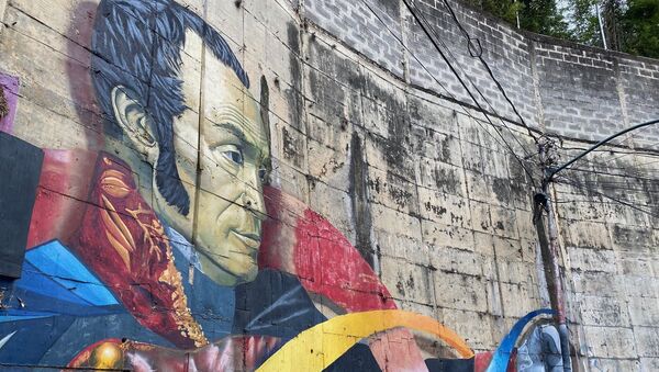 Mural de Simón Bolívar en el barrio de Chapellín, obra de Comando Creativo - Sputnik Mundo