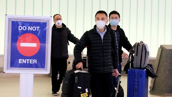 Unos chinos en mascarillas durante expansión del coronavirus  - Sputnik Mundo