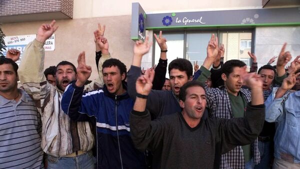 Varias personas protestan en El Ejido por los ataques xenófobos del 6 de febrero de 2000. - Sputnik Mundo