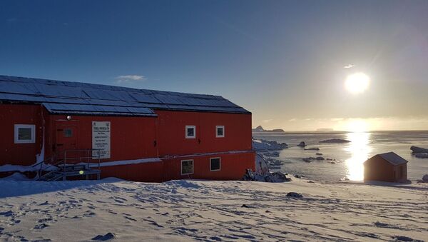 Fachada de la escuela n°38 en la Antártida durante el atarceder - Sputnik Mundo