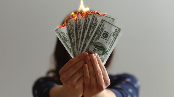Dólares estadounidenses en llamas (imagen referencial) - Sputnik Mundo