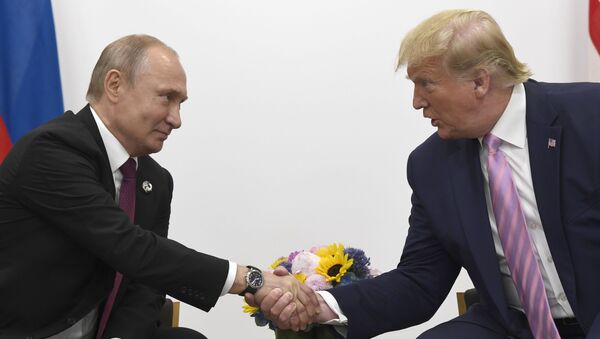 El presidente de Rusia, Vladímir Putin junto a su homólogo de EEUU, Donald Trump - Sputnik Mundo