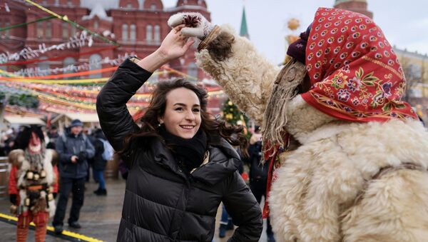 Una chica en la Plaza Manezhnaya en Moscú, Rusia - Sputnik Mundo