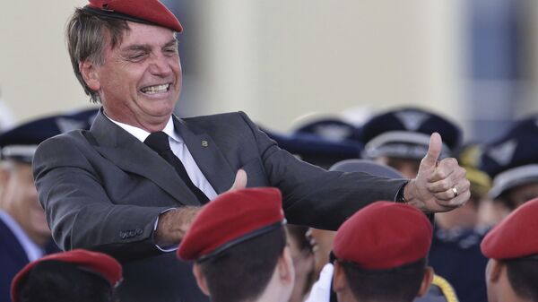 El presidente de Brasil Jair Bolsonaro celebra junto a efectivos militares - Sputnik Mundo