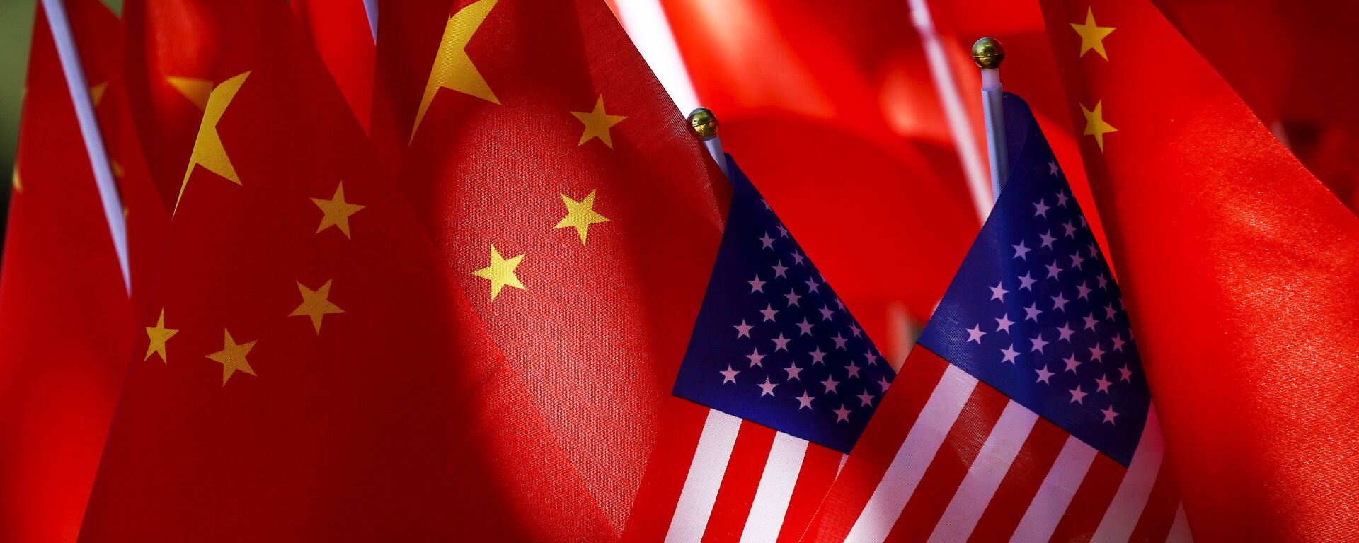 Banderas de EEUU y China - Sputnik Mundo, 1920, 17.09.2021