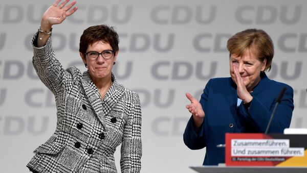 Annegret Kramp-Karrenbauer, la presidenta de la CDU de Alemania, y la canciller alemana, Angela Merkel - Sputnik Mundo