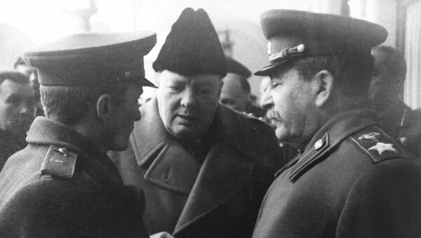 Conferencia de Yalta. Iósif Stalin habla con Winston Churchill (archivo) - Sputnik Mundo