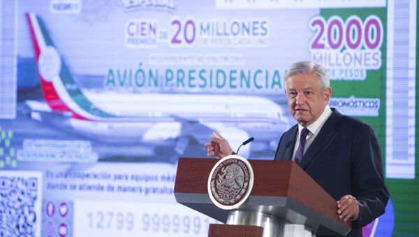 El presidente mexicano, Andrés Manuel López Obrador, indica a una imagen del avión presidencial - Sputnik Mundo