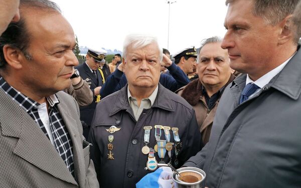 El embajador recibe una bandera argentina de los veteranos de Malvinas - Sputnik Mundo