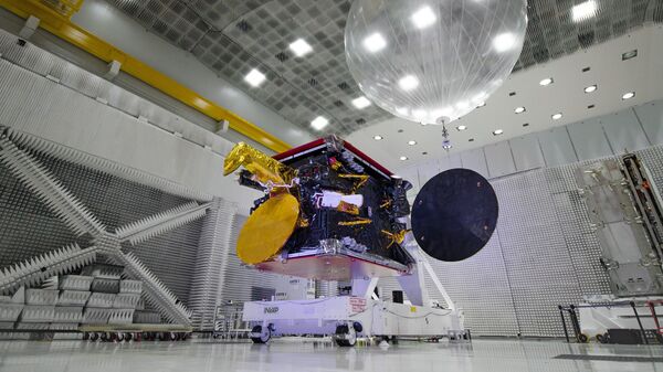 Satélite ARSAT-2 en cuarto limpio CEATSA, Sede Central INVAP - Sputnik Mundo