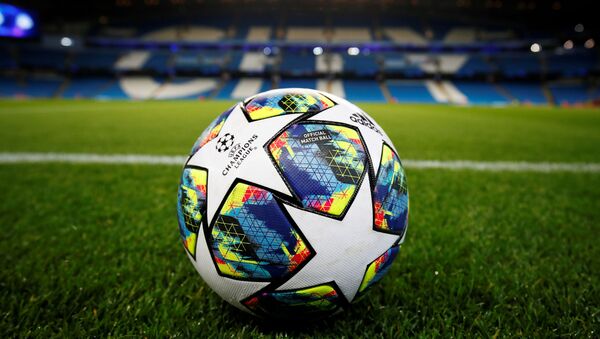 Una pelota de fútbol en el estadio Etihad Stadium de Manchester City - Sputnik Mundo