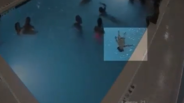 Un niño de dos años casi muere ahogado en una piscina y nadie lo ve - Sputnik Mundo