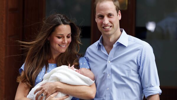 Kate Middleton y su esposo, el príncipe William, posan con su primero hijo, George, a la salida del hospital St Mary's (2013) - Sputnik Mundo
