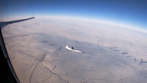Así surcan los cielos rusos los 'cisnes blancos' de las Fuerzas Armadas - Sputnik Mundo