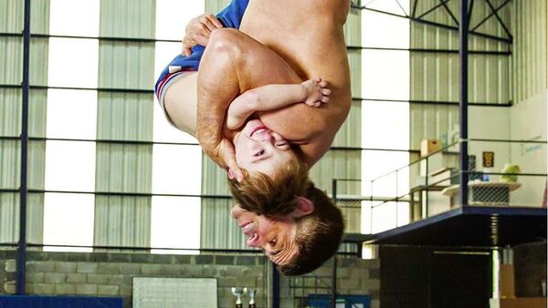 Federico Moliari, gimnasta argentino, realiza un salto mortal con su hijo en brazos - Sputnik Mundo