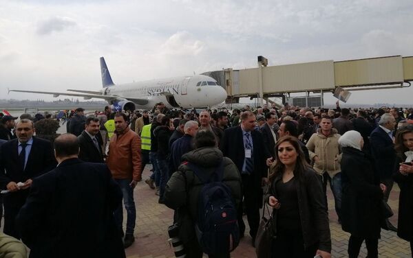 Aterrizaje en el aeropuerto internacional de Alepo del primer avión que realizó el vuelo Damasco-Alepo - Sputnik Mundo