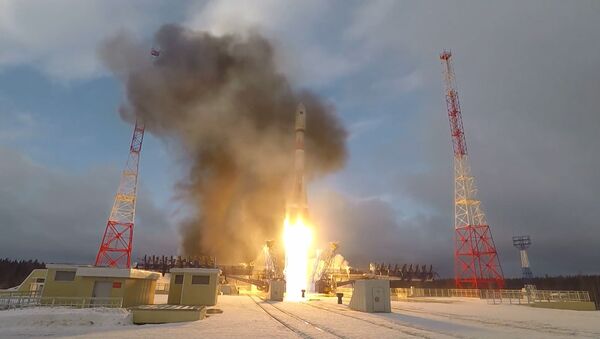 El cohete Soyuz con satélite militar Meridián-M despega desde el cosmódromo de Plesetsk - Sputnik Mundo
