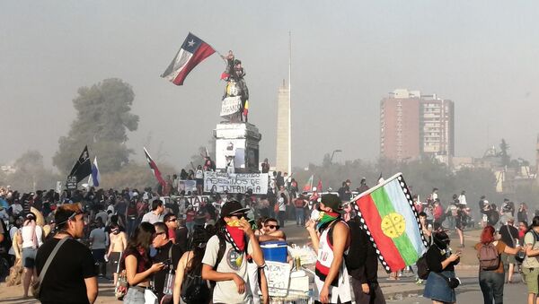 Manifestantes en la Plaza de la Dignidad, Santiago de Chile - Sputnik Mundo