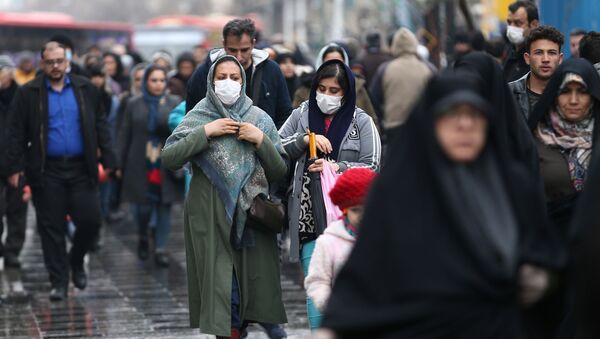 Dos mujeres iraníes con tapabocas - Sputnik Mundo
