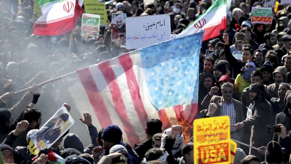 Queman una bandera de EEUU en una manifestación en Irán - Sputnik Mundo