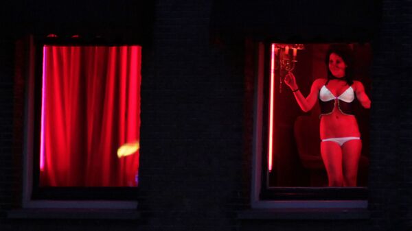 Trabajadora sexual en el barrio rojo de Ámsterdam (Países Bajos) - Sputnik Mundo