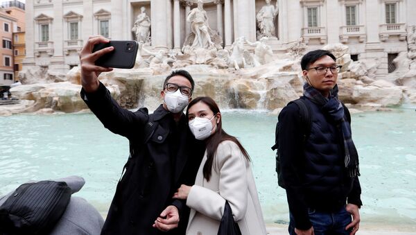 Turistas con tapabocas sacan un selfie en Roma, Italia - Sputnik Mundo