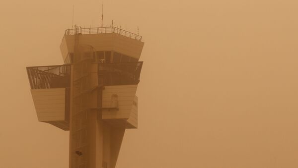 Una torre de control durante una tormenta de arena que se desató en el norte de África y llegó a las islas Canarias - Sputnik Mundo