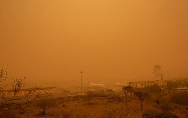 Tormenta de arena en aeropuerto Tenerife Sur - Sputnik Mundo