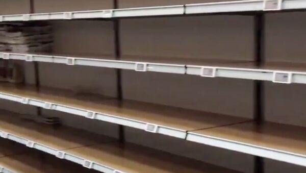 Unas góndolas vacías en un supermercado en Milán - Sputnik Mundo