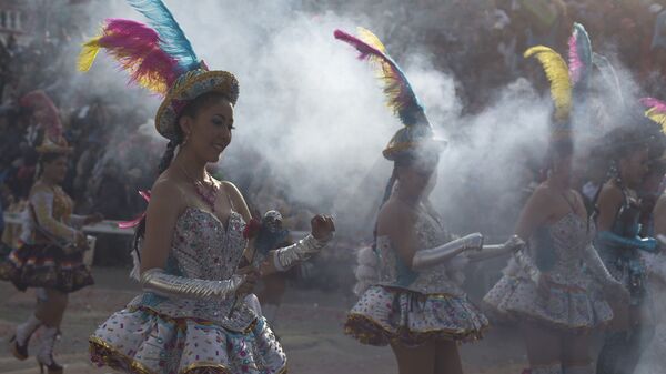 Bailarinas durante la edición 2020 del Carnaval de Oruro, el más popular de Bolivia - Sputnik Mundo