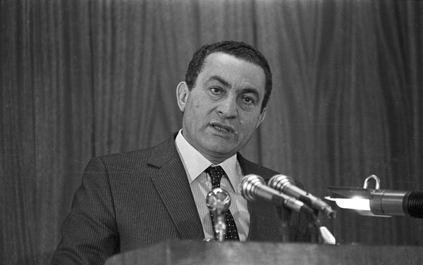 Hosni Mubarak pronuncia un discurso en la Academia de Policía de El Cairo en 1985 - Sputnik Mundo